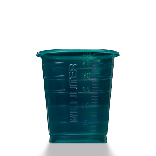 Ein transluzenter tealfarbener MED COMFORT ECO Einmal Medizinbecher 30 ml graduiert von AMPri Handelsgesellschaft mbH mit Milliliter-Markierung, abgebildet vor einem schlichten weißen Hintergrund.