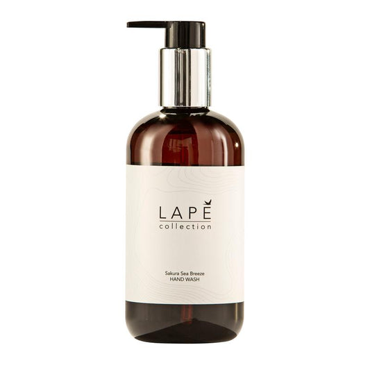 Eine braune Kunststoff-Pumpflasche der Diversey Deutschland GmbH & Co. OHG, mit der Aufschrift "LAPE Earth Collection Sakura Sea Breeze Hand Wash"-eine ökozertifizierte Handwaschlotion mit zartem Kirschblüten- und Meeresbriseduft, 300 ml.