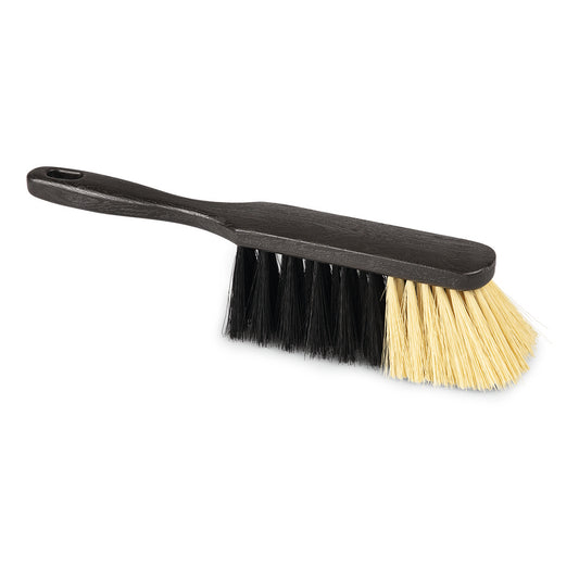 Der Nölle Profi Brush Stubenhandfeger 30 cm von Nölle Profi Brush Bürsten- & Pinseltechnik e.K. verfügt über einen robusten anthrazitfarbenen Kunststoffkörper mit steifen schwarz-gelben Borsten. Ideal für handgeführte Reinigungsaufgaben.