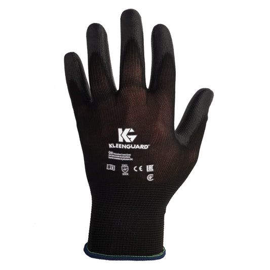 Ein KleenGuard® G40 Polyurethanbeschichteter Handschuh (Schwarz) von Kimberly-Clark GmbH ist mit weißem Logo und Sicherheitszeichen auf der Handfläche sowie einem enganliegenden Bündchen für Komfort abgebildet.