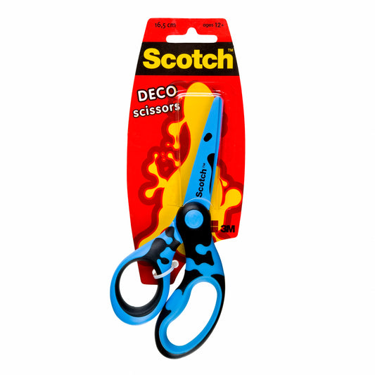 Eine 16,5 cm große Scotch™ DECO Schere von 3M Deutschland GmbH in Originalverpackung, erhältlich in den Farben grün, blau oder rosa, geeignet ab 12 Jahren, 1 pro Packung.