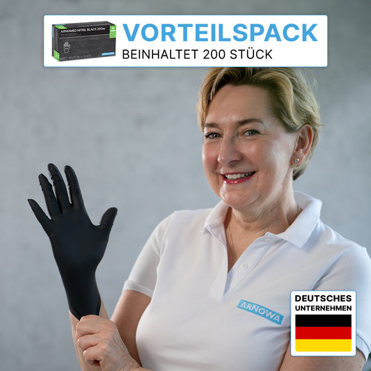Eine Frau in einem weißen ARNOWA GmbH-Polo zieht ARNOMED NITRIL BLACK 200er Nitrilhandschuhe Schwarz an. Abgebildet ist ein Karton mit der Aufschrift "Einmalhandschuhe 200er", latexfrei, puderfrei, mit Deutschlandflagge und "Vorteilspack: 200 Stück".