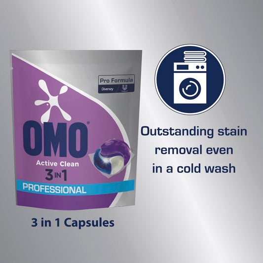 Eine Schachtel Omo Professional Active Clean 3in1 Kapseln von Diversey Deutschland GmbH & Co. OHG erscheint neben einem Waschmaschinensymbol mit der Aufschrift "Hervorragende Fleckentfernung auch bei Kaltwäsche mit professionellem Waschmittel".
