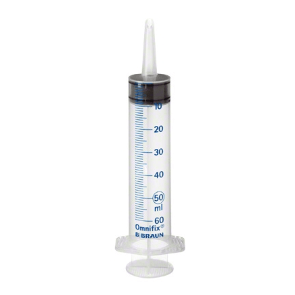 Vi presenterar B. Braun Omnifix® Solo, en tredelad sår- och blåsaspruta med katetermunstycke. Denna spruta har en genomskinlig plastkropp med en måttskala upp till 60 ml, kompletterad med en svart kolv och en spetsig design. Den är idealisk för precis vätsketillförsel och passar perfekt för olika ingrepp, inklusive sårsköljning och kateteranvändning, tillverkad av B. Braun Deutschland GmbH & Co. KG.