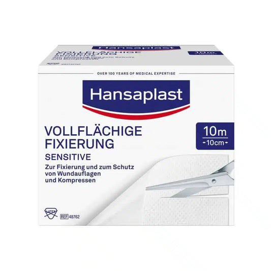 Der Auslaufartikel Hansaplast Sensitive vollflächige Fixierung (10 cm x 10 m, 1 Stück) von Beiersdorf AG eignet sich ideal zum Fixieren und Schützen von Wundauflagen. Die Packung ist überwiegend weiß mit blauen und roten Akzenten.
