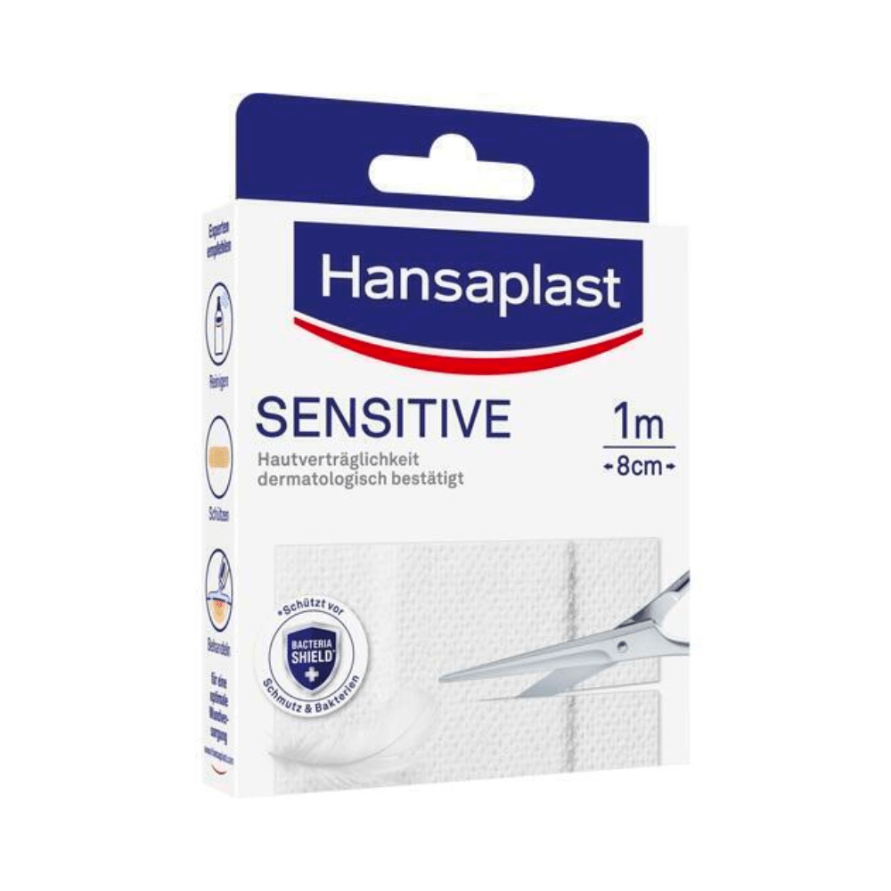 Förpackning för Hansaplast Sensitive Plåster - Olika storlekar från Beiersdorf AG. På kartongen syns varumärkeslogotypen, produktnamnet och en bild av en sax som klipper en plåsterremsa. Förpackningen framhäver den dermatologiska godkännandet.