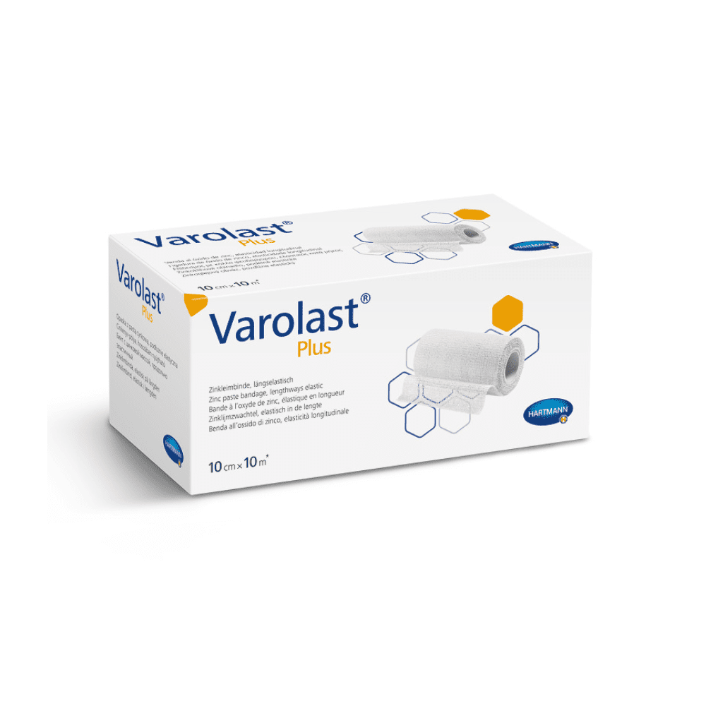 Bilden visar en rektangulär vit förpackning med Hartmann Varolast® Plus zinklimband. Förpackningen pryds av en bild av ett upprullat band och sexkantiga motiv. Perfekt för behandling av ödem och flebit; måtten som anges på förpackningen är 10 cm x 10 m. Längst ner till höger syns Paul Hartmann AG:s logotyp.