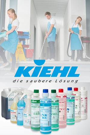 Vier Personen in Reinigungsuniformen säubern mit verschiedenen Geräten einen Hausflur. Unter ihnen ist das KIEHL-Logo mit dem Slogan "die saubere Lösung" zu sehen. Unten sind verschiedene Reinigungsprodukte abgebildet.