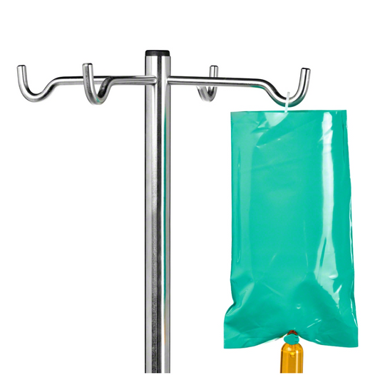 Dargestellt ist ein Infusionsständer aus Metall mit mehreren Haken, von denen einer eine teilweise sichtbare B. Braun Lichtschutzhülle für Ecoflac® plus Green Bag hält. Die Fassung ist schlicht weiß, ideal für die medizinische Versorgung mit lichtempfindlichen Lösungen.