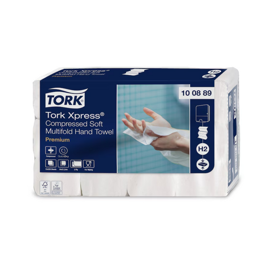Eine Packung Tork Xpress® Komprimierte Weiche Multifold-Handtücher Premium H2 2-lagig, hergestellt von TORK – Essity Professional Hygiene Germany GmbH, ist für die Einzelblattentnahme bestimmt. Die blau-weiße Verpackung zeigt das Bild einer Hand, die ein weiches Handtuch benutzt, und verdeutlicht damit die Premiumqualität dieser Papiertücher.