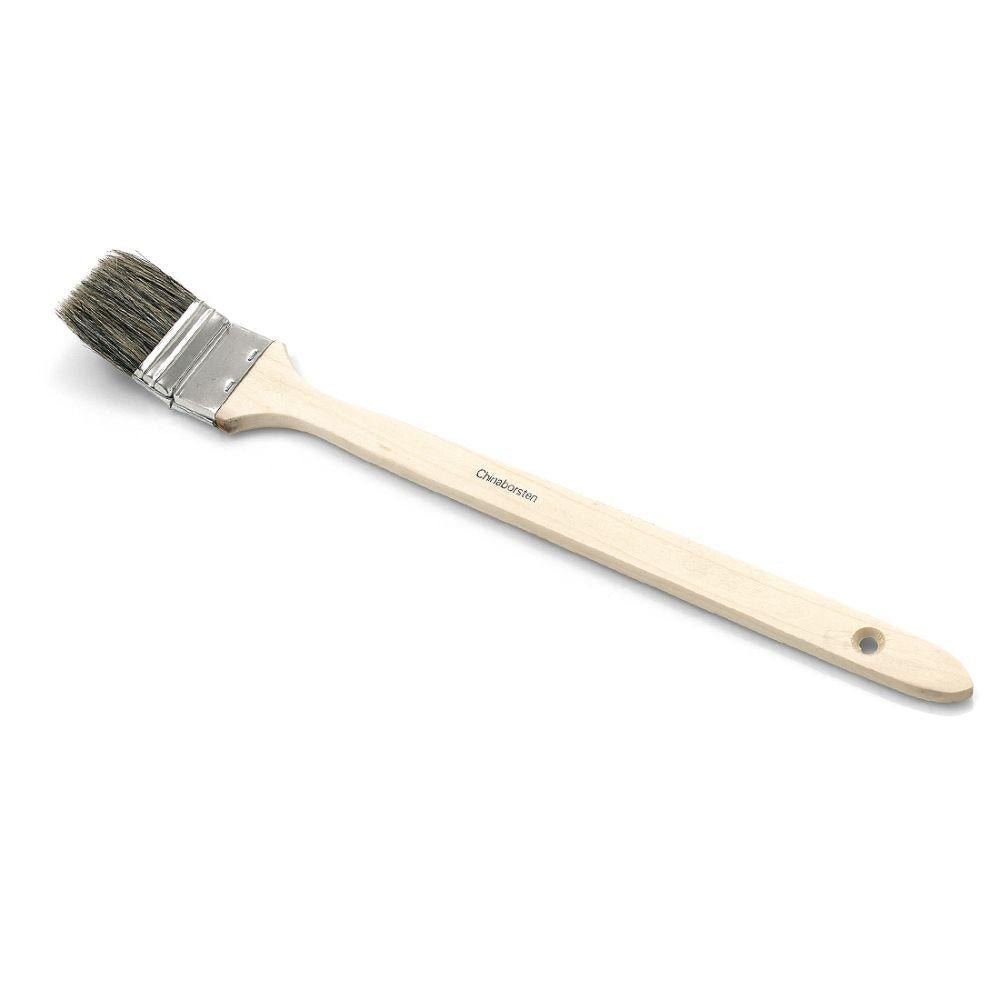 Nölle Profi Brush industriella radiatorborste har ett långt, ljust träskaft med hänghål, vit metallspänne och grått kinesiskt borst. Ny och oanvänd från Nölle Profi Brush borst- & penselteknik e.K.