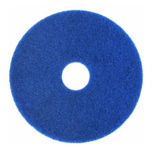 Ein blaues, rundes Arcora Superpad Blau Reinigungspad von Arcora International GmbH mit rauer Oberfläche und Mittelloch, konzipiert für die Verwendung auf empfindlichen Bodenbelägen, abgebildet vor einem weißen Hintergrund.