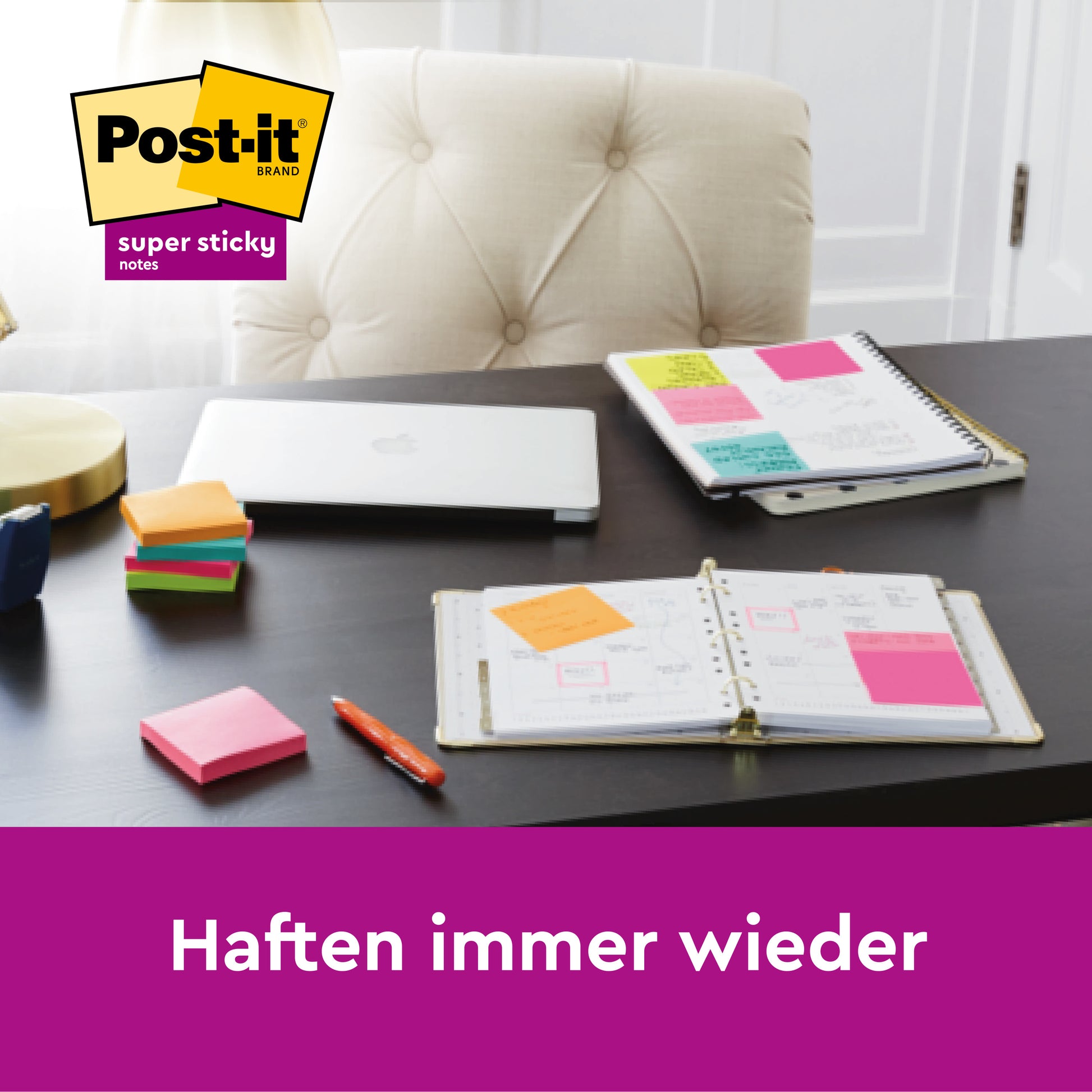 Auf einem aufgeräumten Schreibtisch liegen Planer, ein geschlossener Laptop, Stifte und die Post-it® Super Sticky Notes im Großformat, Pink, Liniert (101 mm x 152 mm), 45 Blatt/Block von 3M Deutschland GmbH. Das Bild zeigt "Haften immer wieder" und das Post-it Super Sticky Logo.