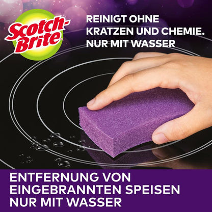 En hand rengör en svart glashäll med 3M Deutschland GmbH Scotch-Brite™ Glaskeramik-rengöringssvamp (förpackning, 1 styck), som tar bort brända matrester från glaskeramikytor endast med vatten - inga repor, inga kemikalier.