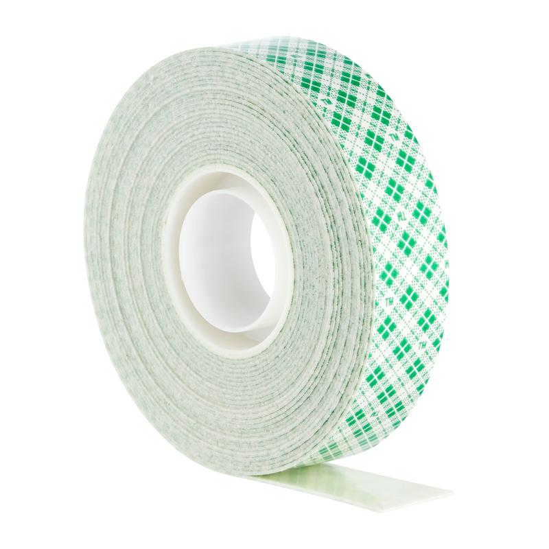 Scotch-FIX™ Dubbelsidigt inomhusmonteringstejp från 3M Deutschland GmbH har en vit kärna med grönt rutmönster och avbildas stående med en liten del av tejpen.