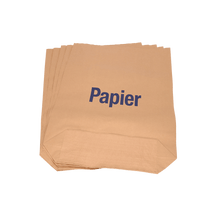 En hög med bruna papperssäckar från EMIL DEISS KG DEISS 7004 (70x95+20 cm, 70 g/m², 2-faldigt bunt, 25 stycken) med den blå texten "Papier" på framsidan, idealisk för industriellt bruk eller som miljövänliga sopsäckar i avfallssystem.
