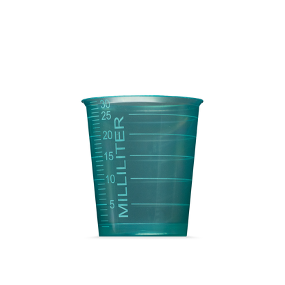 Ein transluzenter grüner MED COMFORT BASIC Einmal Medizinbecher der AMPri Handelsgesellschaft mbH, 30 ml, mit Millilitereinteilung, steht auf einem schlichten weißen Hintergrund - perfekt für den medizinischen Gebrauch.