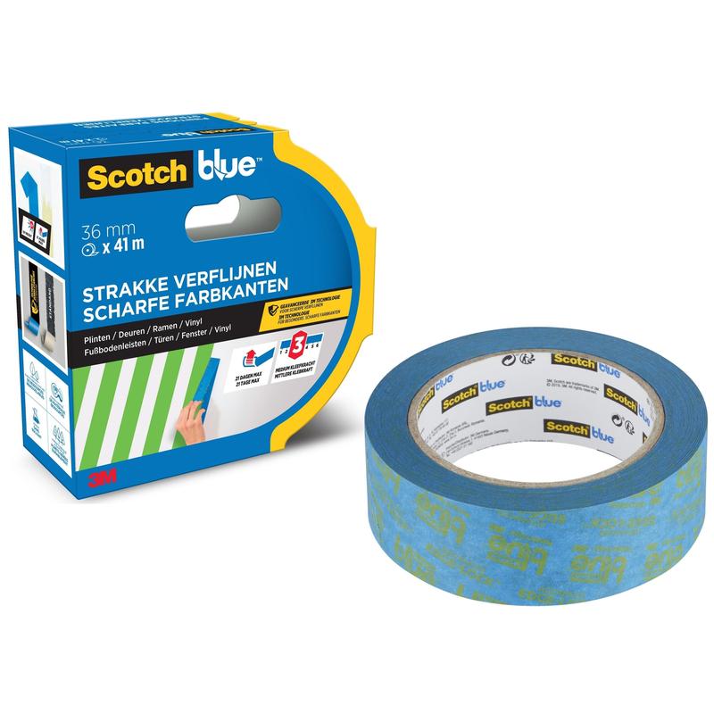 En rulle ScotchBlue™ målartejp för skarpa linjer från 3M Deutschland GmbH ligger bredvid förpackningen, märkt med 36 mm x 41 m och med produktinformation på nederländska och tyska samt ett grönt randigt tejpmotiv.