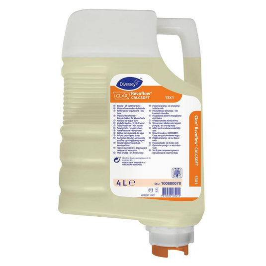 En 4-literspatron med Clax Revoflow Calcsoft 13X1, ett vattenhårdhetsbindemedel från Diversey Deutschland GmbH & Co. OHG, har en orange etikett, ett vitt lock och genomskinliga partier med ljusgul vätska; produktinformationen anges på framsidan.