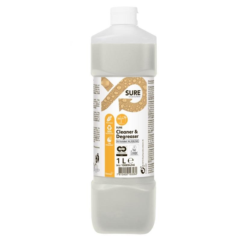 En 1-litersflaska SURE Cleaner & Degreaser (avfettningsmedel) från Diversey Deutschland GmbH & Co. OHG, med vit kork och beige etikett, är idealisk för rengöring och avfettning av vattentåliga ytor.