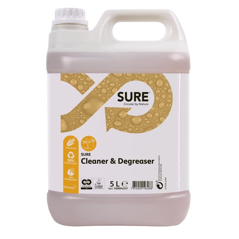 En 5-liters plastbehållare med SURE Cleaner & Degreaser, avfettningsmedel, för vattentåliga ytor från Diversey Deutschland GmbH & Co. OHG, med vit etikett med gyllene bubblor, svart produktinformation och logotyp, vit skruvkork och handtag.