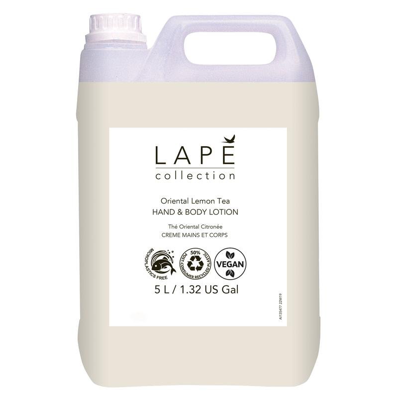 En vit 5-liters plastbehållare av LAPĖ Collection Oriental Lemon Tea Hand & Body Lotion från Diversey Deutschland med orientalisk doft. Med naturliga ingredienser, grymhetsfri och vegansk certifiering och en lysande citronetikett.
