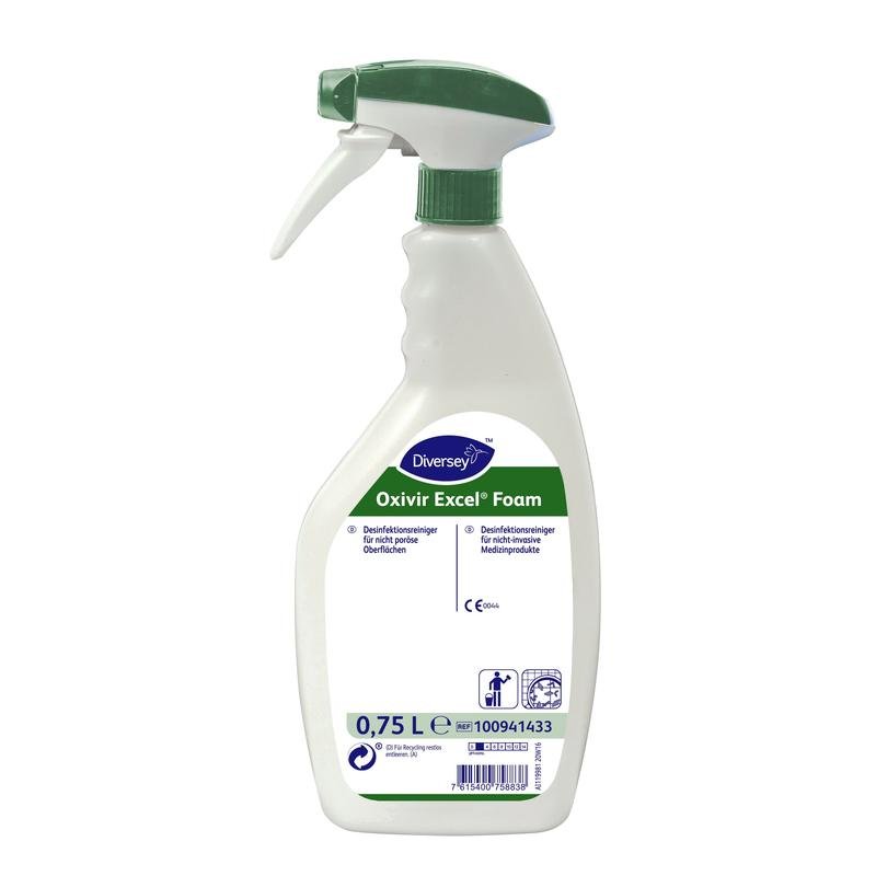 En 750 ml Oxivir Excel™ Foam desinfektionsrengöringsmedel med AHP, användningsklart, från Diversey Deutschland GmbH & Co. OHG, står med skumsprej och grön-vit sprejhuvud mot vit bakgrund.