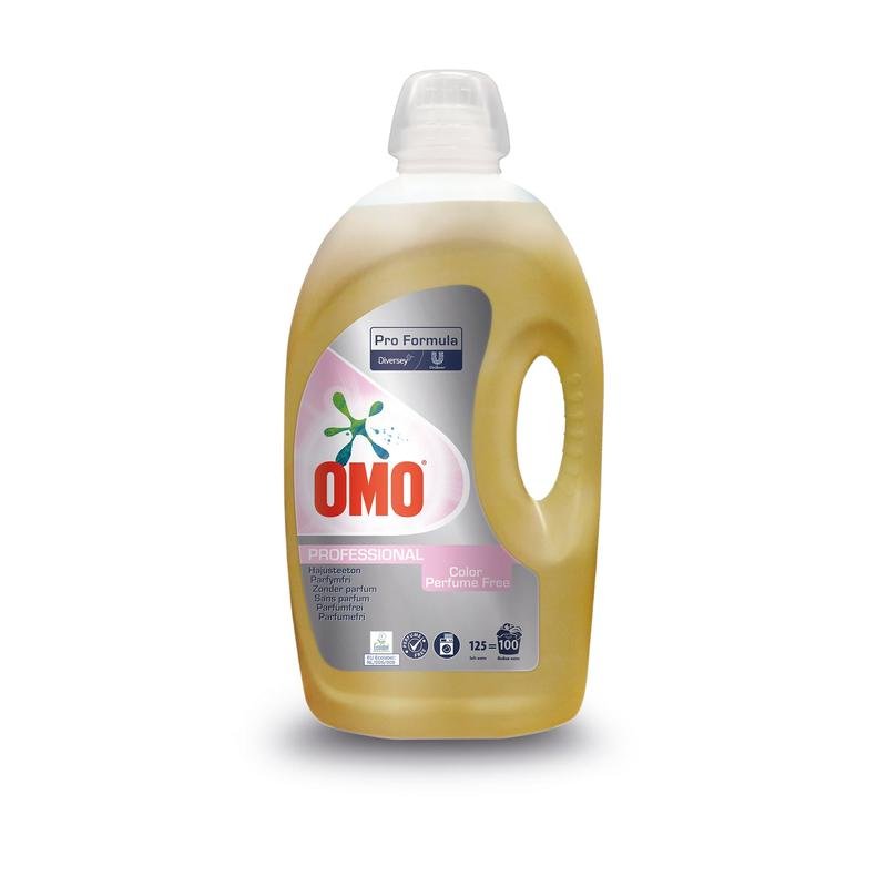 En 5L flaska Omo Pro Formula Parfymfri, parfymfritt tvättmedel från Diversey Deutschland GmbH & Co. OHG, idealisk för färgade tyger och känslig hud, med handtag och märkt vit bakgrund.