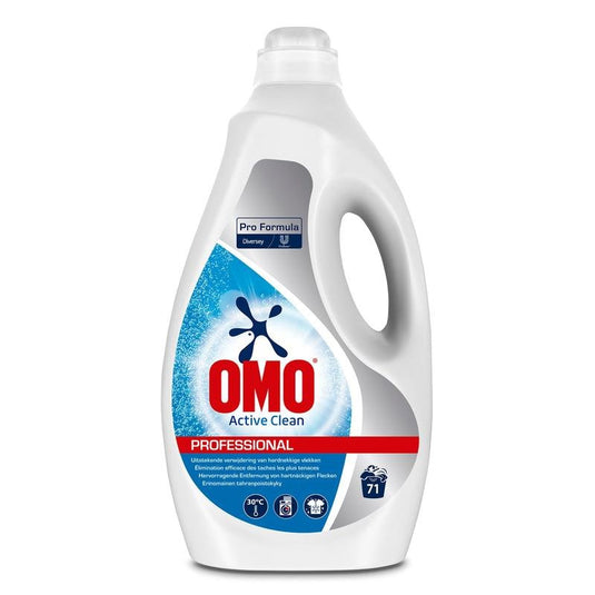 En vit 5-litersflaska med Omo Professional Active Clean flytande tvättmedel från Diversey Deutschland GmbH & Co. OHG har en blå etikett med texterna ”Pro Formula”, ”Effektiv fläckborttagning” och information på flera språk; räcker till 71 tvättar.
