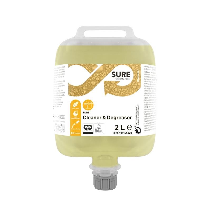 En 2-liters SURE Cleaner & Degreaser avfettningsmedel från Diversey Deutschland GmbH & Co. OHG, för vattentåliga ytor, har ett övre handtag, en nedre utdosningspip, en informationsetikett med symboler och en gul vätska som är synlig i den genomskinliga behållaren.