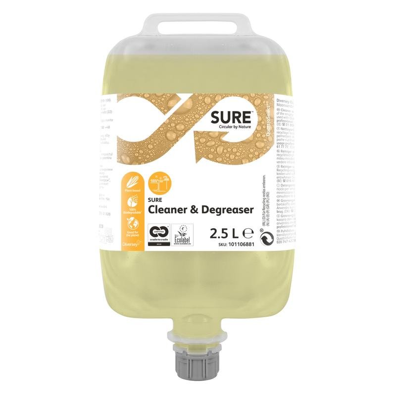 En 2,5-liters behållare SURE Cleaner & Degreaser, avfettningsmedel för vattentåliga ytor från Diversey Deutschland GmbH & Co. OHG, med gul vätska, produktinformation och certifieringar på etiketten, det övre handtaget och det nedre utloppet.