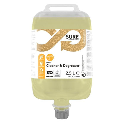 En 2,5-liters behållare SURE Cleaner & Degreaser, avfettningsmedel för vattentåliga ytor från Diversey Deutschland GmbH & Co. OHG, med gul vätska, produktinformation och certifieringar på etiketten, det övre handtaget och det nedre utloppet.