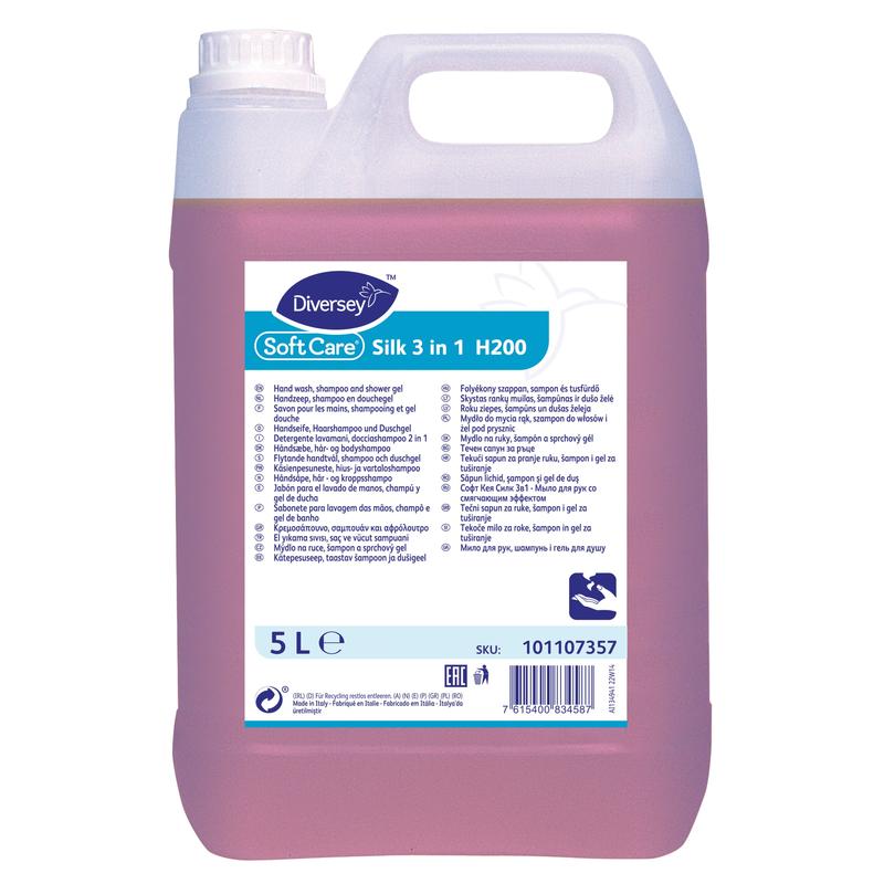 En 5-liters dunk av Diversey Deutschland GmbH & Co. OHG Soft Care Silk 3in1 mild tvållotion för händer, kropp och hår, med blå-vit etikett med produktinformation, streckkod och batchnummer.