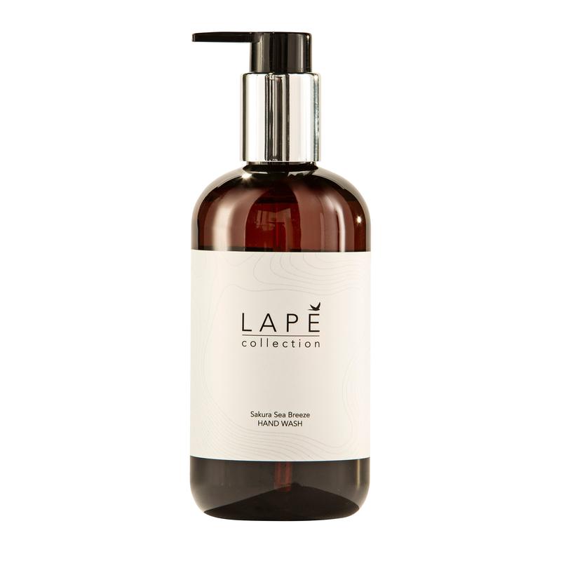 Eine braune Kunststoff-Pumpflasche der Diversey Deutschland GmbH & Co. OHG, mit der Aufschrift "LAPE Earth Collection Sakura Sea Breeze Hand Wash"-eine ökozertifizierte Handwaschlotion mit zartem Kirschblüten- und Meeresbriseduft, 300 ml.
