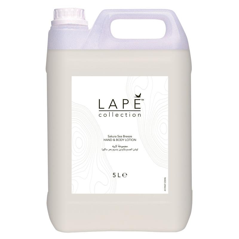 Den 5-liters dunk av LAPE Earth Collection Sakura Sea Breeze Hand & Body Lotion från Diversey Deutschland har en blommig-frisk doft, ett handtag, ett skruvlock och en vit etikett med svart text och abstrakta linjemotiv.
