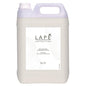 Den 5-liters dunk av LAPE Earth Collection Sakura Sea Breeze Hand & Body Lotion från Diversey Deutschland har en blommig-frisk doft, ett handtag, ett skruvlock och en vit etikett med svart text och abstrakta linjemotiv.