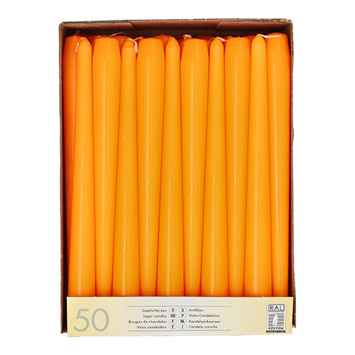 En kartong med 50 Starpak ljus (Ø 2,2 cm, 25 cm), ordnade upprätt i rader och sedda ovanifrån. De prydligt förpackade orange ljusen har en etikett med produktinformation på kartongens botten.