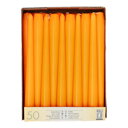 En kartong med 50 Starpak ljus (Ø 2,2 cm, 25 cm), ordnade upprätt i rader och sedda ovanifrån. De prydligt förpackade orange ljusen har en etikett med produktinformation på kartongens botten.