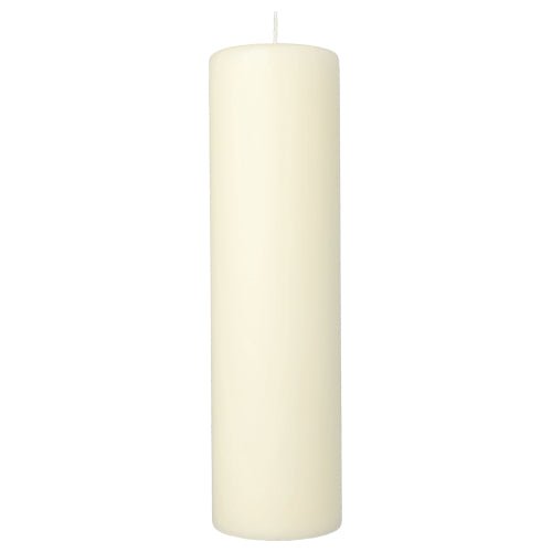 Den PAPSTAR blockljuset med platt topp Ø 80 mm i elfenben från PAPSTAR GmbH står upprätt mot en vit bakgrund.