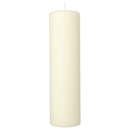 Den PAPSTAR blockljuset med platt topp Ø 80 mm i elfenben från PAPSTAR GmbH står upprätt mot en vit bakgrund.
