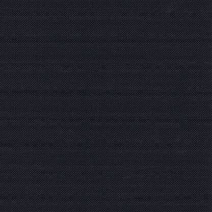 Närbild av den eleganta, mörka vävstrukturen hos 50 servetter "ROYAL Collection" 1/4-vikning (40 x 40 cm) från PAPSTAR GmbH i svart, som imponerar med sin släta och högkvalitativa bearbetning.