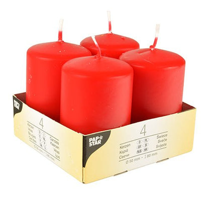 Starpak 4 blockljus Ø 50 mm · 80 mm "Ivory" med platt topp är arrangerade i en lätt kartongbricka, med produktinformation på sidan på flera språk, varje ljus har en vit veke.