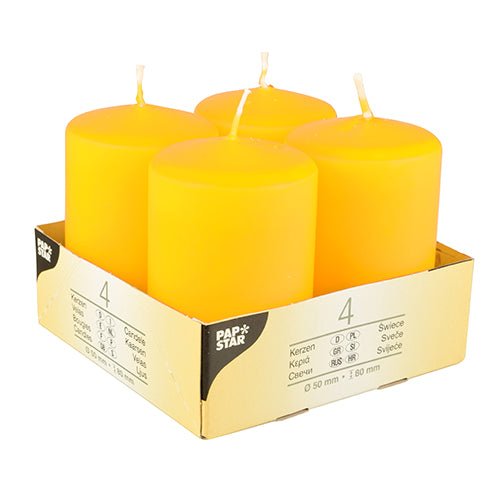 Fyra Starpak blockljus "Ivory" (Ø 50 mm, 80 mm, platt topp) är arrangerade i en kartonghållare med texten "Starpak". Den flerspråkiga förpackningen lyfter fram vaxets kvalitet och anger tydligt att det finns fyra ljus i förpackningen.