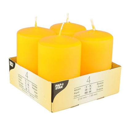Fyra Starpak blockljus "Ivory" (Ø 50 mm, 80 mm, platt topp) är arrangerade i en kartonghållare med texten "Starpak". Den flerspråkiga förpackningen lyfter fram vaxets kvalitet och anger tydligt att det finns fyra ljus i förpackningen.