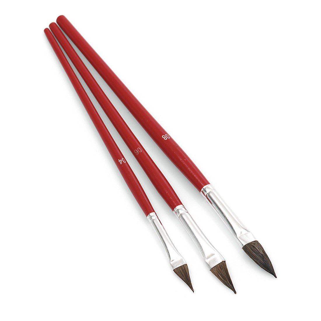 Tre Nölle Profi Brush bättringspenslar från Nölle Profi Brush Borst- & Penselteknik e.K., storlek 4-8, med rött skaft, silverhylsa och fina naturborst är arrangerade på vit bakgrund för precisa bättringar.