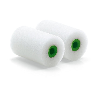 Två Nölle Profi Brush Mini-lackrullar Fin 5,5 cm / Ø 35 mm från Nölle Profi Brush Borst- & Penselteknik e.K. med gröna plastkärnor står bredvid varandra på vit bakgrund - perfekt för professionella målningsarbeten på släta ytor.