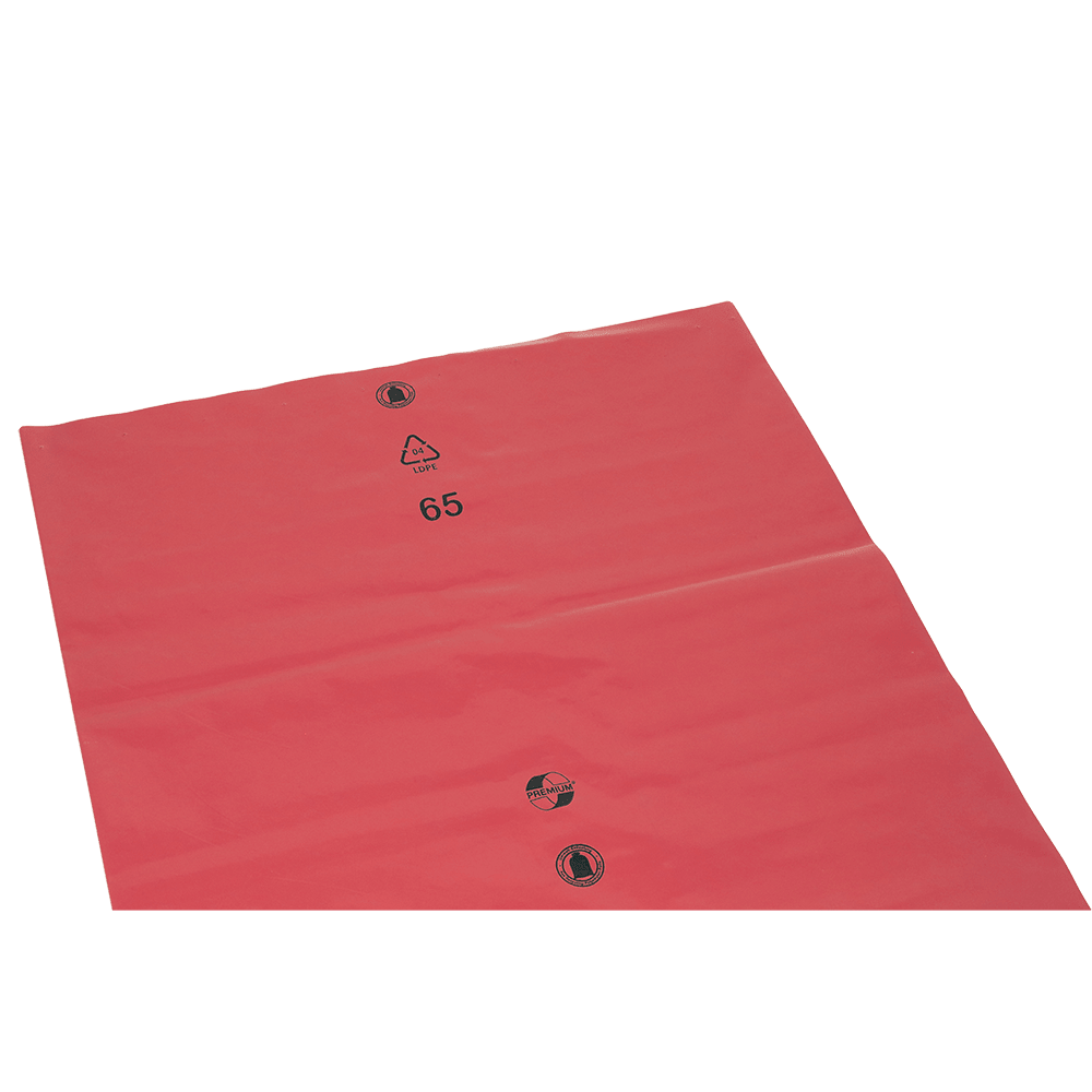 Den stora röda plastpåsen DEISS 11101 (700x1100x0,1 mm) från EMIL DEISS KG med de svarta återvinnings- och varningssymbolerna och siffran 65 säkerställer en säker transport. Avbildad på vit bakgrund. Förpackad i en kartong med 200 stycken.
