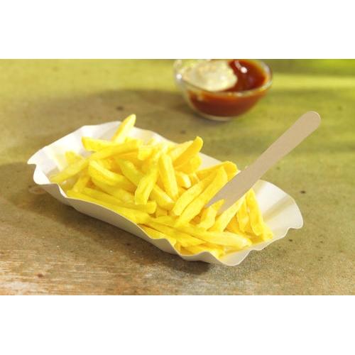 En fyrkantig vit kartongskål "pure" av PAPSTAR 100 skålar av PAPSTAR GmbH innehåller tunna gula pommes frites med en trägaffel samt en glasskål med ketchup och majonnäs - perfekt för miljövänlig catering.