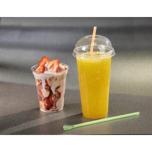 Ein durchsichtiger Becher mit Erdbeerparfait, geschnittenen Erdbeeren und Joghurt steht neben einem hohen Starpak-Smoothiebecher aus glasklarem PET mit einem Starpak 50 Dom-Deckel „Hurricane“ (rund, Ø 9,5 cm – 4,5 cm); auf der grauen Oberfläche liegt ein grüner Rührstab.