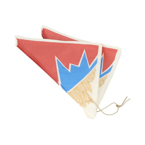 Två PAPSTAR 1000 pommes frites-koner av pergamentersättning i "Zick-Zack"-design, från PAPSTAR GmbH, är staplade och bundna med en tunn brun tråd.